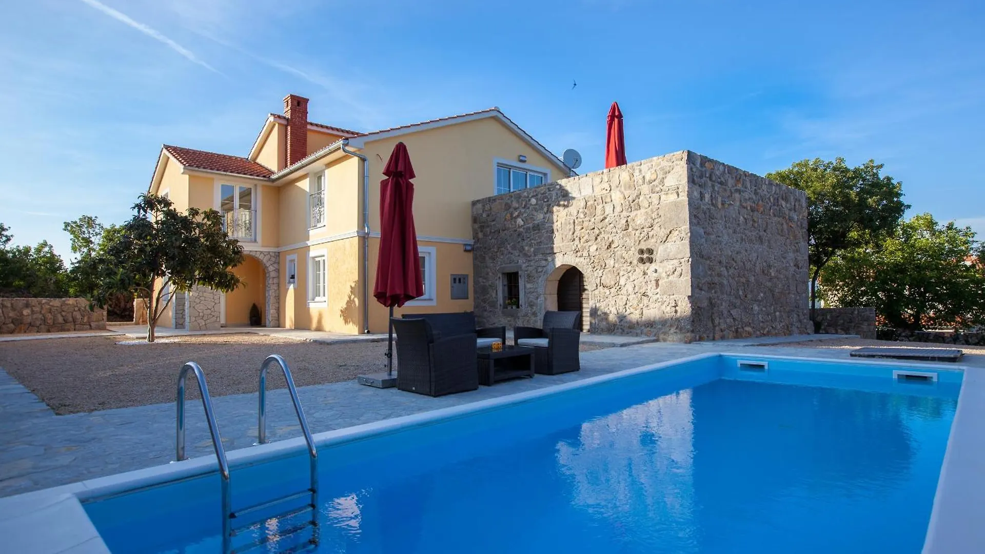 Villa Sky With Pool Vrh