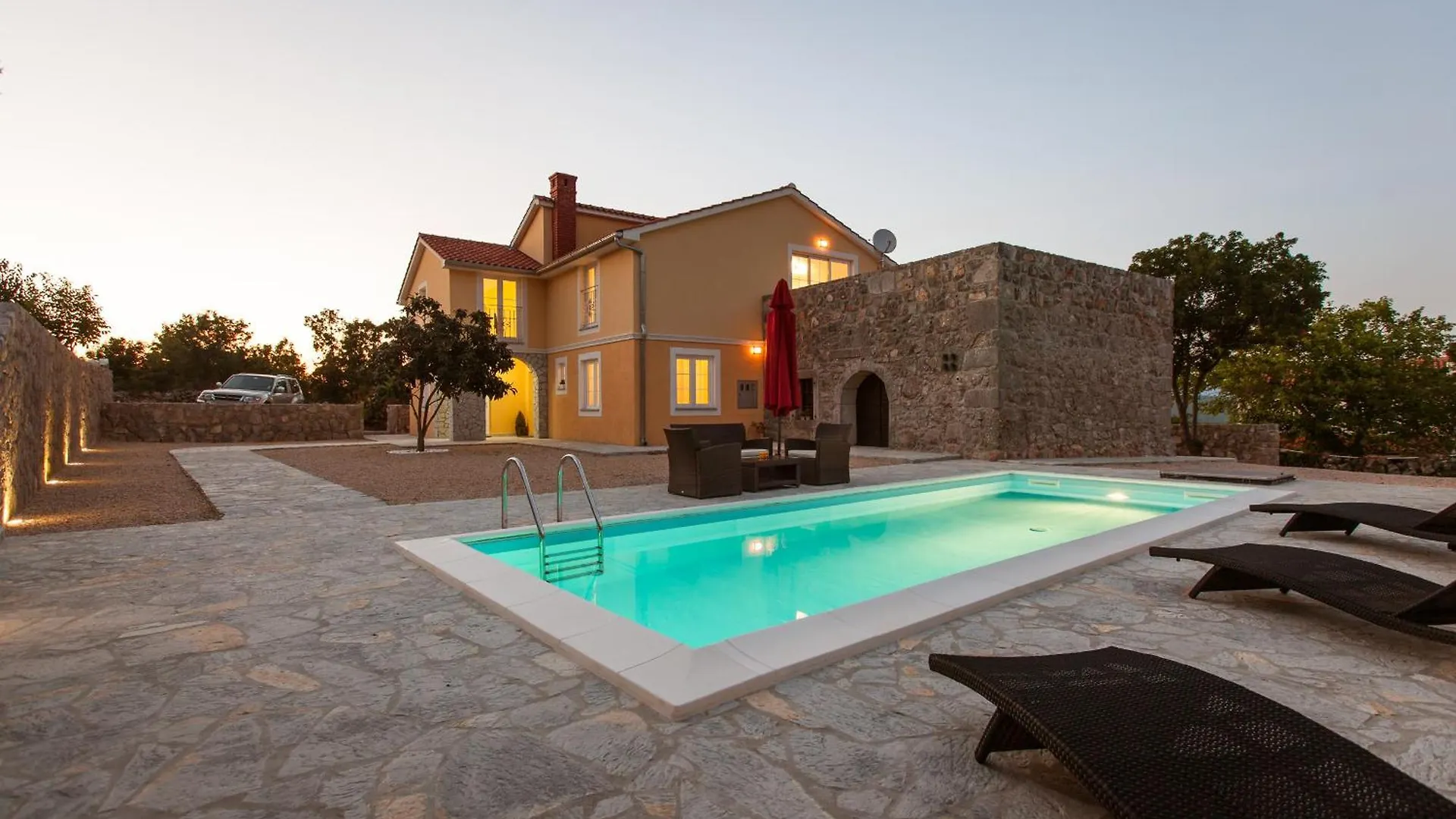 Villa Sky With Pool Vrh