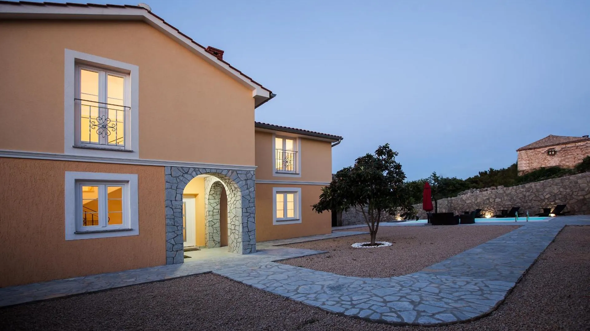 Villa Sky With Pool Vrh